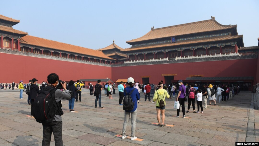 Posetioci na fizičkoj distanci u Zabranjenom gradu u Pekingu 1. maja 2020. 