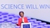 Ursula von der Leyen, az Európai Bizottság elnöke a belgiumi Puurs egyik gyógyszergyárában, ahol a Pfizer oltóanyagát készítik, 2021. április 23-án