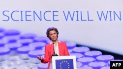 Ursula von der Leyen, az Európai Bizottság elnöke a belgiumi Puurs egyik gyógyszergyárában, ahol a Pfizer oltóanyagát készítik, 2021. április 23-án
