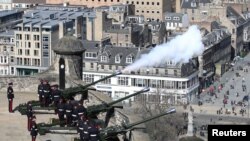 Pripadnici Kraljevske artiljerije 105. puka paljbom iz topova odaju poštu britanskom princu Philipu, suprugu kraljice Elizabete, u dvorcu Edinburg u Britaniji 10. aprila 2021. 