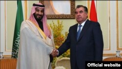 Saudi Defense Minister Mohamed bin Salman with Tajik President Emomali Rahmon (R) in Riyadh on January 3.