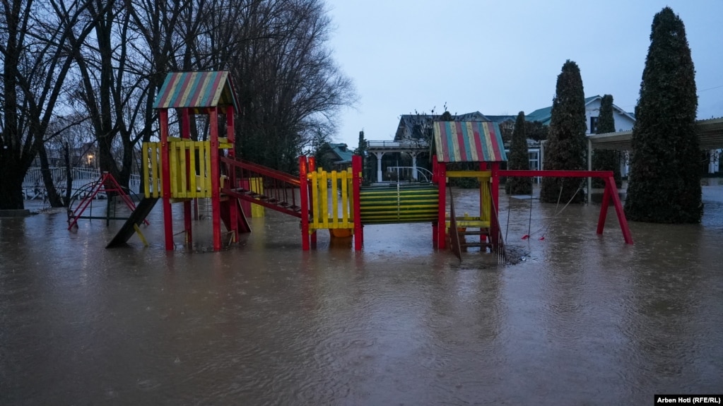 Një kënd lojërash në Komoran pas reshjeve të shiut. 