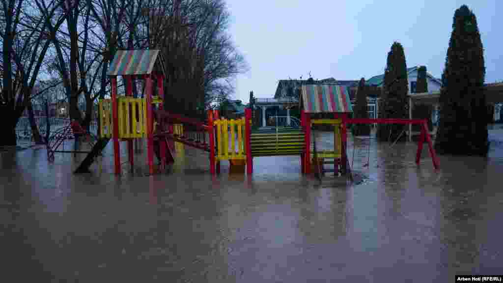 Igralište u Komoranu nakon kiše.