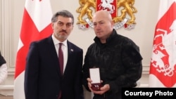 ფოტო არქივიდან: მიხეილ ყაველაშვილმა (მარცხნივ) ზვიად ხარაზიშვილი დააჯილდოვა.