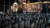 Pripadnici policije u opremi za razbijanje demonstracija između antivladinih demonstranata i pristalica vlasti kod Skupštine Srbije, Beograd, 2. novembar 2025.