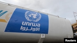 Un camion cu sigla Agenției Națiunilor Unite pentru Ajutorare și Lucrări (UNRWA), trece în Egipt din Gaza, la punctul de trecere a frontierei Rafah dintre Egipt și Fâșia Gaza, în timpul unui armistițiu temporar. 27 noiembrie 2023