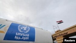Камион на Палестинската агенција за бегалци на ОН (УНРВА) на граничниот премин Рафа помеѓу Појасот Газа и Египет, 27 ноември 2023 година.