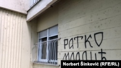 Grafit sa imenom Ratka Mladića na fasadi zgrade u Novom Sadu (juni 2021.)