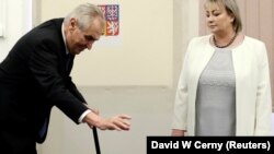 Милош Земан с супругой Иваной во время голосования.