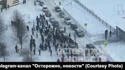 Эвакуированные из лицея №37 ученики во время нападения. Фото: Telegram-канал "Осторожно, новости"