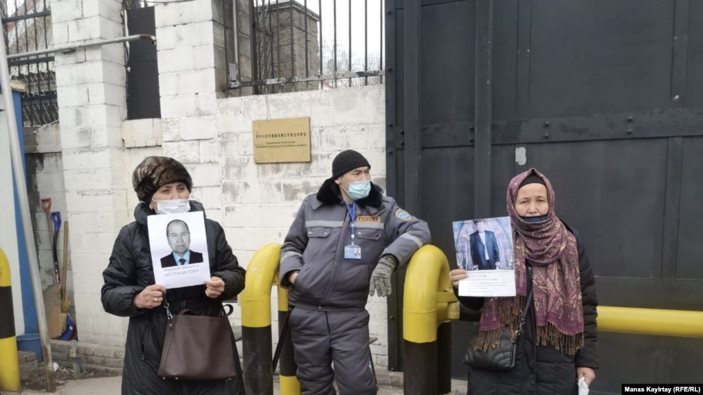 Пикет у консульства Китая в Алматы, участницы которого требуют освободить удерживаемых в Синьцзяне родных и близких.