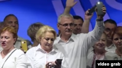 Viorica Dăncilă și Liviu Dragnea la mitingul de protest împotriva „abuzurilor”, București, 9 iunie 2018.