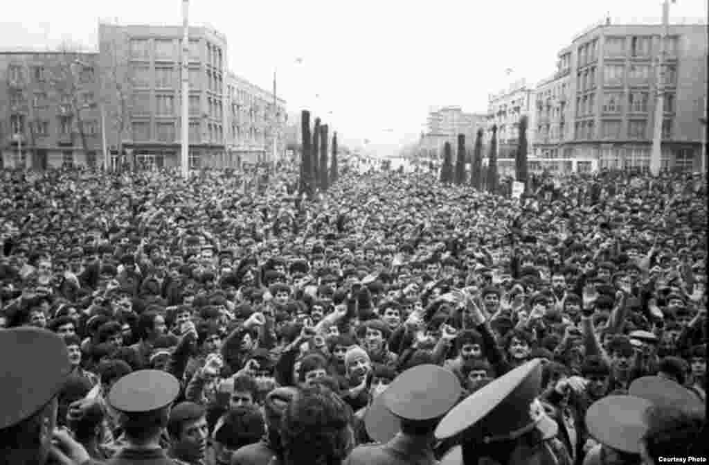 “Баҳманмоҳи хунин”. Саркӯби тазоҳурот дар маркази Душанбе, пойтахти Тоҷикистон.