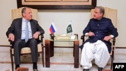 سرگی لاوروف، وزیر خارجه روسیه (چپ) و شاه محمود قریشی، وزیر خارجه پاکستان