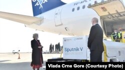 Jelena Borovinić Bojović, ministarka zdravlja Crne Gore, dočekuje ruske vakcine Sputnik V na aerodromu u Podgorici 7. marta 2021.