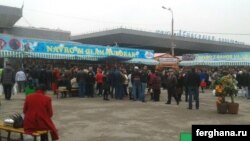 Жители Ташкента, выстроившиеся в длинную очередь за дешевым картофелемна рынке «Авиасозлар» (Кадышева). Фото сделано утром 21 марта. Фото агентства «Фергана». 