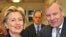 Hillary Clinton cu secretarul general Nato Jaap de Hoop Scheffer la Bruxelles