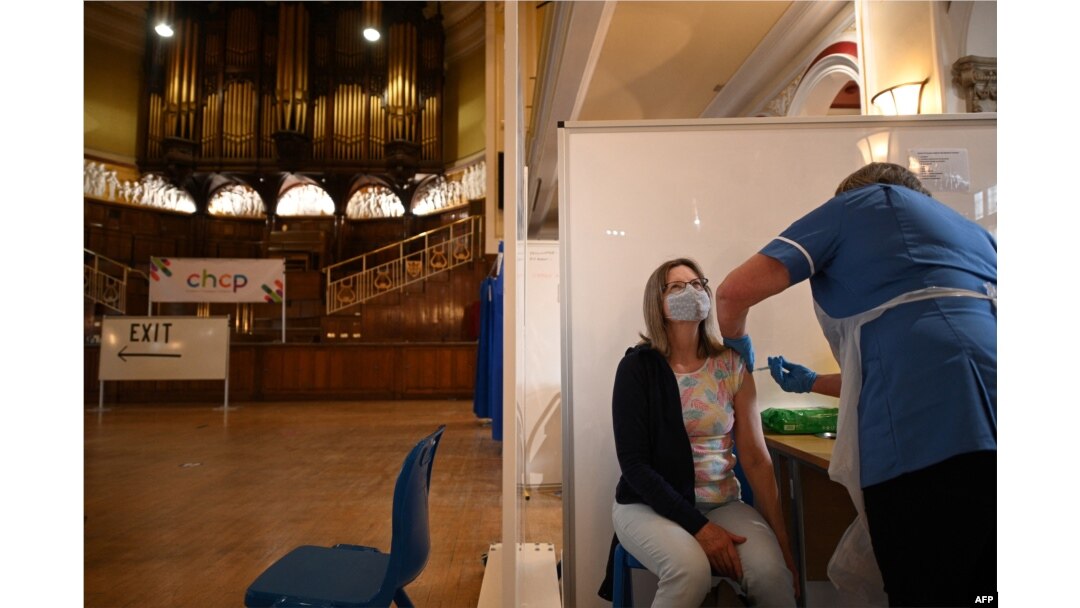 O femeie din Marea Britanie primește vaccinul AstraZeneca.