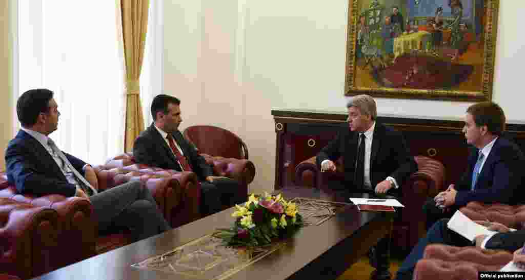 МАКЕДОНИЈА - Премиерот Зоран Заев и шефот на дипломатијата Никола Димитров денеска му го доставија договорот за решение за спорот со името на претседателот Ѓорге Иванов. Состанокот траел две минути, бидејќи иванов ја прекинал и ја напуштил средбата, соопшти Владата.