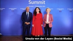 Predsednica Kosova Vjosa Osmani s predsednikom Saveta EU Antoniom Kostom i predsednicom Evropske komisije Ursulom fon der Lajen tokom samita EU-Zapadni Balkan u Briselu, 17. decembar 2025.