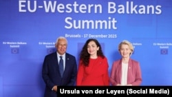 Presidentja e Kosovës, Vjosa Osmani, fotografohet përkrah presidentit të Këshillit të BE-së, Antonio Costa, dhe presidentes së Komisionit Evropian, Ursula von der Leyen, gjatë samtitit BE-Ballkani Perëndimor në Bruksel, 17 dhjetor.