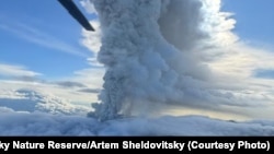 ვულკანის ამოფრქვევა, ადგილობრივი დროით, [3 აგვისტოს] 04:50 საათზე დაიწყო. ფერფლი 4 კილომეტრზე აღწევდა..