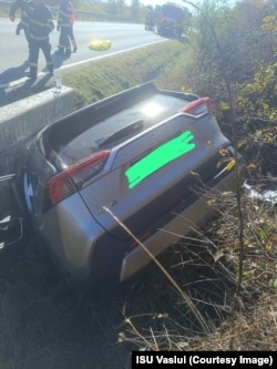 Accidentul a fost violent: mașina s-a izbit de un cap de pod din județul Vaslui.