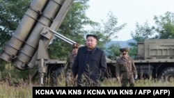 یکی از تصاویر منتشرشده از سوی خبرگزاری رسمی کره شمالی که کیم جونگ‌اون را در حال نظارت بر پرتاب‌گر نشان می‌دهد