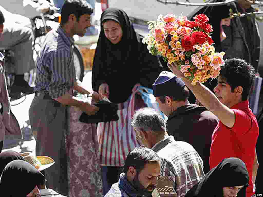 خرید نوروز در بازار دست فروشان. عکس از فارس