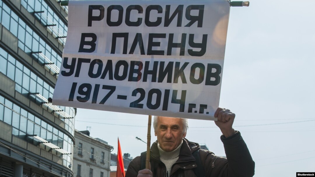 Владимир Ионов стоит в одиночном пикете, архивное фото