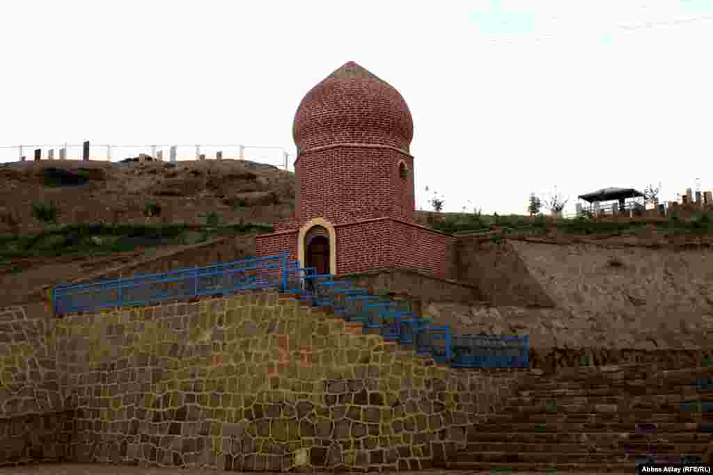 XVIII əsrin 20-ci illərində inşa olunmuş "İmamzada türbəsi".