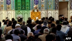 عزاداران شیعۀ افغان یک روز پس از رویداد تیراندازی به غیرنظامیان در ولسوالی انجیل هرات در مراسم دعا برای قربانیان این رویداد در مسجدی در هرات شرکت کردند.