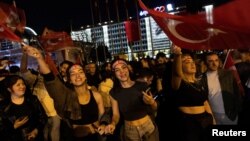 Ekrem İmamoğlu isztambuli ellenzéki polgármester támogatói ünnepelnek a város utcáin 2024. március 31-én