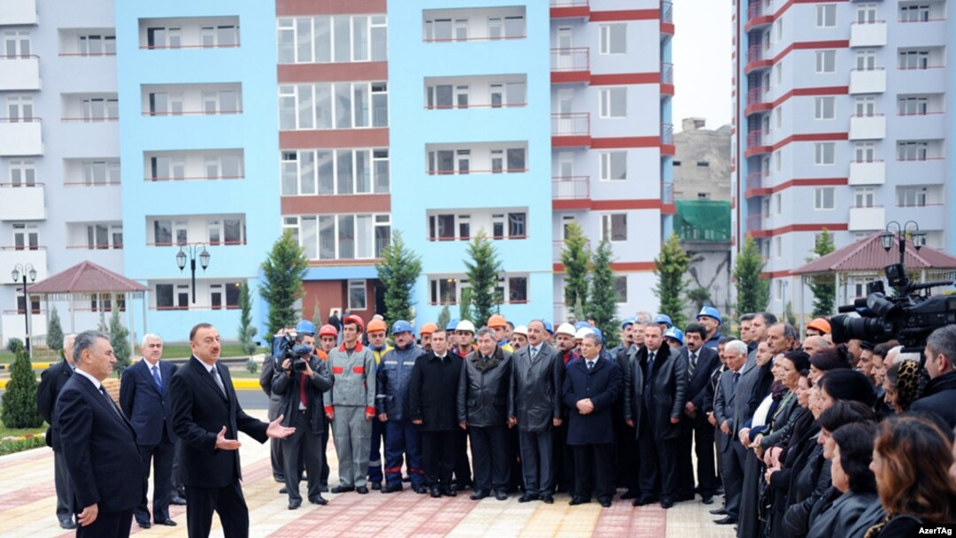 İlham Əliyev noyabrın 17-də Binəqədi rayonunda 369 məcburi köçkün ailəsi üçün inşa olunmuş yaşayış binasının açılış mərasimində iştirak edib