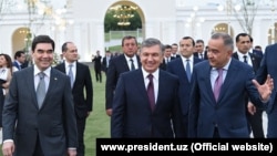 Джахонгир Артыкходжаев (первый справа) сопровождал президентов Шавката Мирзияева и Гурбангулы Бердымухамедова на церемонии открытия парка «Ашхабад» в городе Ташкенте.