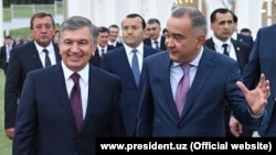 Tashkent Mayor Jahongir Ortiqkhojaev (right) with Uzbek President Shavkat Mirziyoev (file photo)