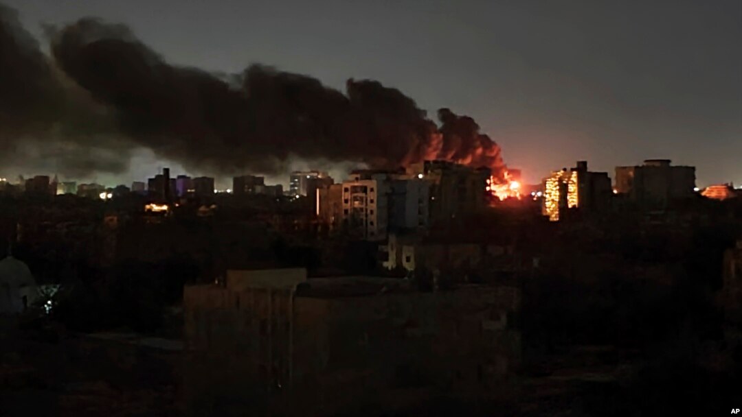 Incendiu după un atac în Khartoum, capitala Sudanului de duminica trecută. Pe 18 aprilie un convoi al Ambasadei SUA a fost atacat. Peste o săptămână, serviciile speciale ale SUA au evacuat personalul ambasadei.