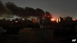 Incendiu după un atac în Khartoum, capitala Sudanului de duminica trecută. Pe 18 aprilie un convoi al Ambasadei SUA a fost atacat. Peste o săptămână, serviciile speciale ale SUA au evacuat personalul ambasadei.