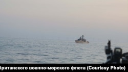 Сторожевой корабль "Неустрашимый" в сопровождении британской подводной лодки