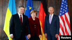 Джо Байден (п), Анґела Меркель (с) і Петро Порошенко (л) на Мюнхенській конференції з питань безпеки, 7 лютого 2015 року
