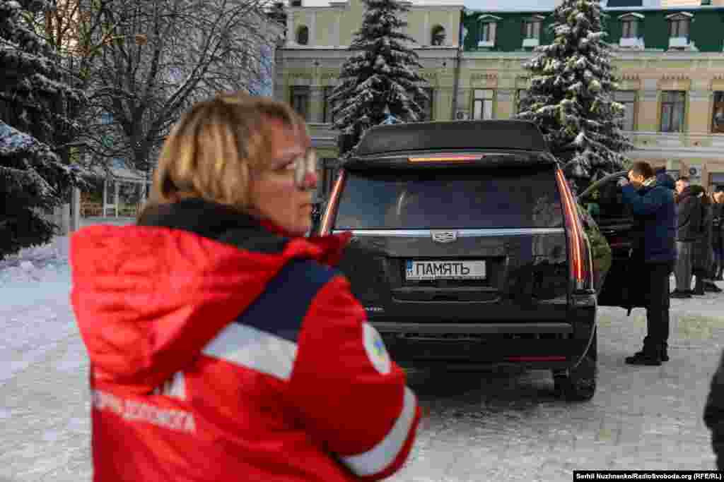Російські військові регулярно з різних видів озброєння – ударними БпЛА, ракетами, КАБами, РСЗВ – атакують українські регіони.Керівництво Росії заперечує, що російська армія під час повномасштабної війни завдає цілеспрямованих ударів по цивільній інфраструктурі міст і сіл України, убиваючи цивільне населення і руйнуючи лікарні, школи, дитячі садочки, об’єкти енергетики та водозабезпечення.Українська влада і міжнародні організації кваліфікують ці удари як воєнні злочини Російської Федерації і наголошують, що вони мають цілеспрямований характер.