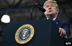 Predsednik SAD Donald Tramp drži govor u Centru za obuku i obaveštajne poslove Policijske akademije okruga Nasau u Garden Sitiju, Njujork, 14. avgust 2026.
