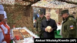 Бепиг карахь лаьтта Оьрсийчоьнан президент Путин Владимир Сибрех тIеман Iаморашкахь. Гайтаман сурт.