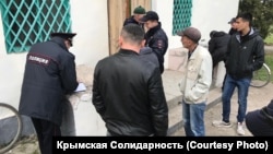 Российская полиция возле мечети в селе Заветное