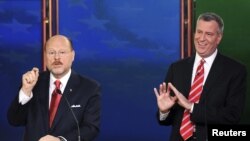 Candidații la funcția de primar al New York-ului, Joe Lhota și Bil de Blasio, la ultima dezbatere a campaniei electorale, la 30 octombrie. 