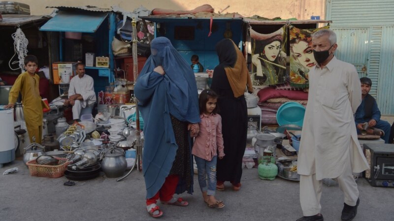 „Немаме пари“: Талибанците го втурнаа Авганистан во економски хаос 