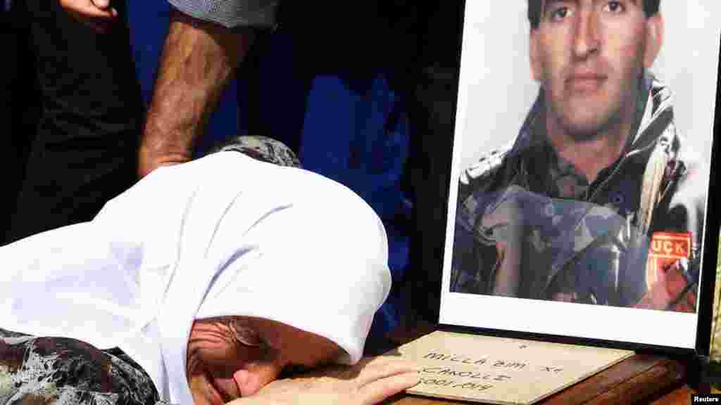 Kosovë: Një grua shqiptare duke qarë mbi arkivolin e djalit të saj, një luftëtar i Ushtrisë Çlirimtare të Kosovës (UÇK), i vrarë në vitin 1999. Sipas Fondit për të Drejtën Humanitare, afër 2.000 luftëtarë të UÇK-së u vranë gjatë luftës në Kosovë.Ukrainë: Nëna e majorit Ivan Skrypnyk duke qarë mbi arkivolin e djalit të saj, i cili vdiq si pasojë e sulmit të kryer nga Rusia me raketa në bazën ushtarake ukrainase në Javoriv. Në fillim të vitit 2026, presidenti ukrainas, Volodymyr Zelensky, tha se 55 mijë ushtarë ukrainas janë vrarë në mbrojtje të Ukrainës që nga fillimi i luftës më 2022. Megjithatë, numri i saktë i të vrarëve nuk dihet.