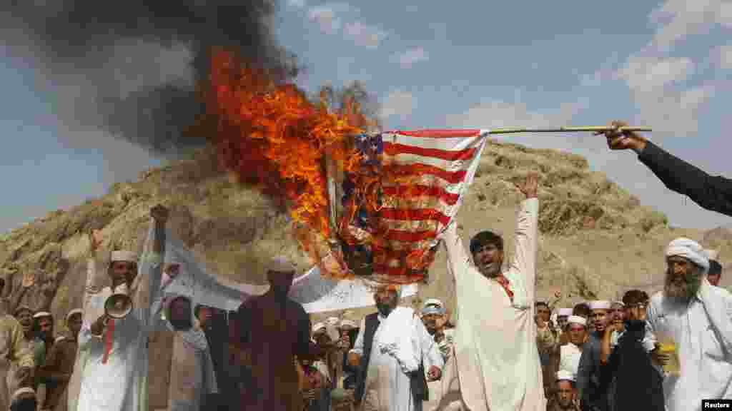 Afganistan - Demonstranti su spalili američku zastavu na protestima u Jalalabadu, 14. septembar 2012. Foto: REUTERS / Parwiz 