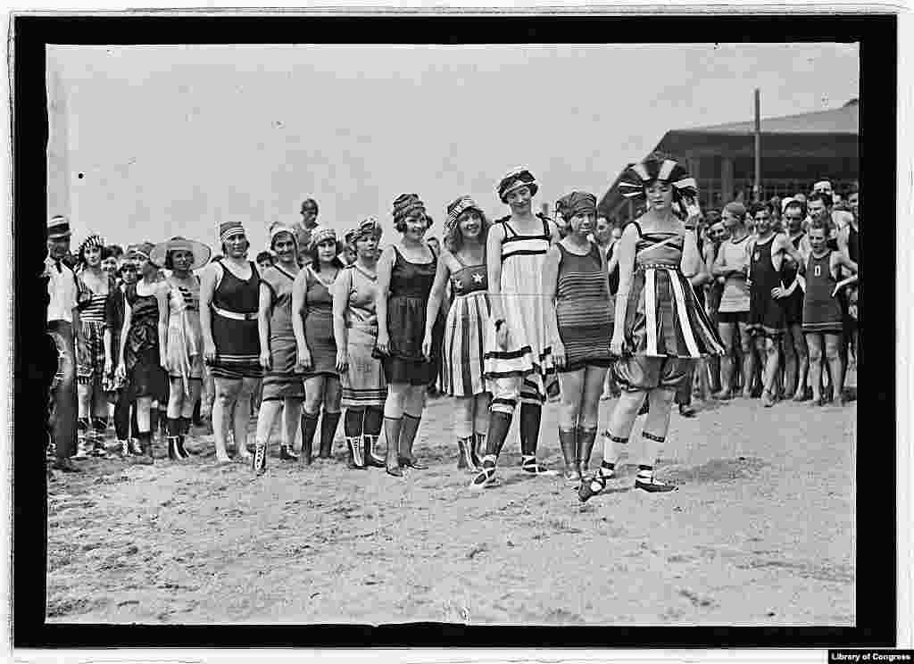 A day at the beach in the summer of 1919. It&#39;s not clear where this photo was taken.&nbsp;