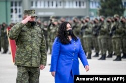 Vjosa Osmani, në cilësinë e ushtrueses së detyrës së presidentit, gjatë një ceremonie në FSK të organizuar për nder të përvjetorit të 13-të të pavarësisë të pavarësisë së Kosovës.